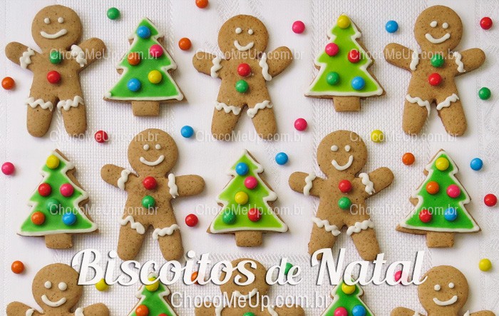 Receita de Biscoitos de Natal com opção sem glúten. Biscoitinhos decorados e muito fofos com açúcar mascavo, mel, gengibre e canela, para se divertir com as crianças na cozinha e enfeitar sua mesa de natal. #receita #biscoito #natal #especiarias #mel #cookie #bolacha #receitadebiscoito #sobremesa #doce #receitafacil #receitarapida