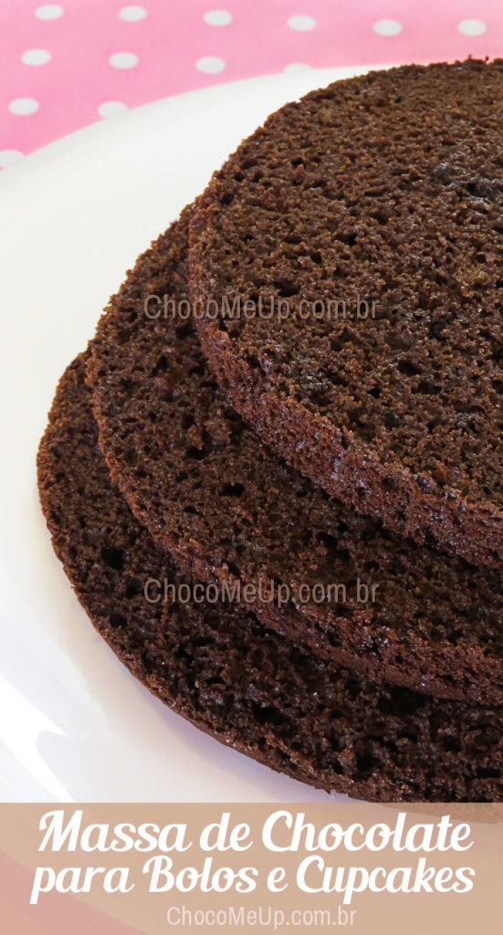 Receita de Massa de Chocolate para Bolos e Cupcakes. Essa massa é fácil de fazer, fica bem fofinha e o açúcar mascavo dá um sabor especial. #receita #bolo #bolodechocolate #doce