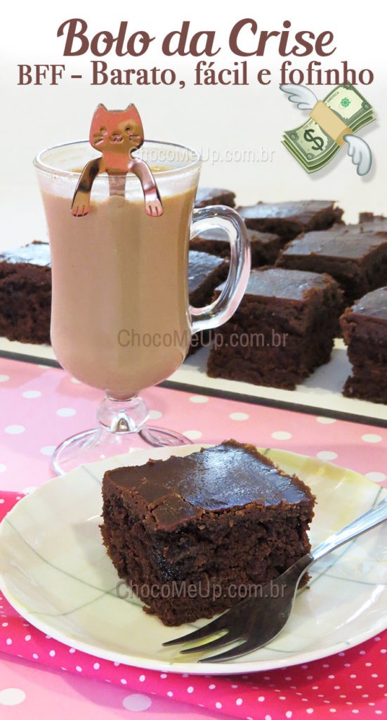 Receita de Bolo de Chocolate da Crise - Barato, fácil e fofinho. Esse bolo não leva ovos nem manteiga e é super fácil de fazer, misturou tá pronto! Você não vai acreditar que esse bolo de chocolate leva ingredientes tão baratos e fica tão saboroso e macio! #bolo #bolodechocolate #receita #bolofacil #bolorapido