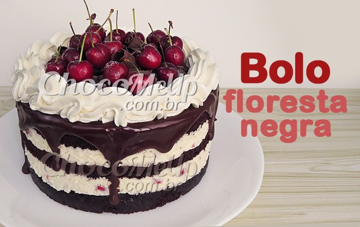 Receita de Bolo Floresta Negra com Recheio de Mousse de Chocolate Branco. A massa de chocolate é super fofinha e úmida. Já o recheio é uma mousse deliciosa de chocolate branco com pedaços de cereja ao marrasquino. Tudo decorado com raspas de chocolate, chantilly e cerejas frescas. Uma ótima idéia de sobremesa para a ceia de Natal ou para um aniversário.