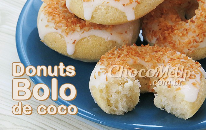 Esses Donuts de Bolo de Coco são deliciosos e super fáceis de fazer. A massa é fofinha, feita com leite de coco e coberta com uma casquinha de açúcar e coco tostado. A receita rende de 18 a 20 donuts e é uma ótima idéia de bolinho para o café da tarde.