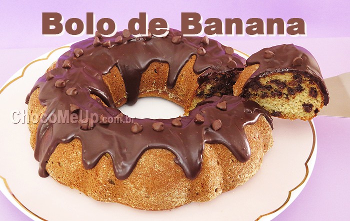 Bolo de banana sem glúten. Aprenda a fazer esse delicioso bolo de banana cheio de gotas de chocolate e coberto com ganache de chocolate. Além de ser muito gostoso, esse bolo é super fácil de fazer no liquidificador!